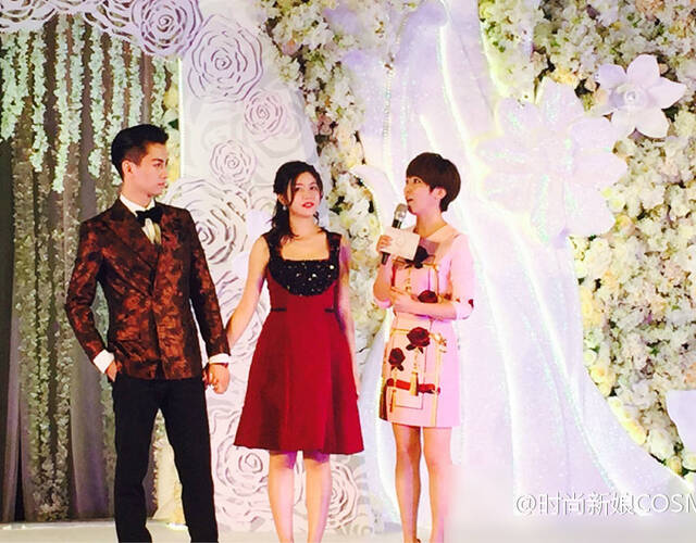 铺满鹅黄色花朵的巨型结婚蛋糕,还印有陈晓为两人设计的双c logo,五层