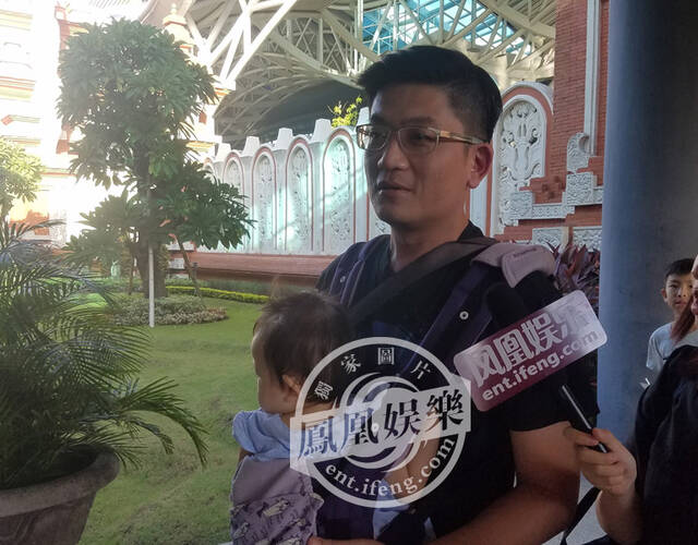 7月30日,霍建华哥哥霍建元及其他亲友抵达巴厘岛机场,并接受凤凰娱乐