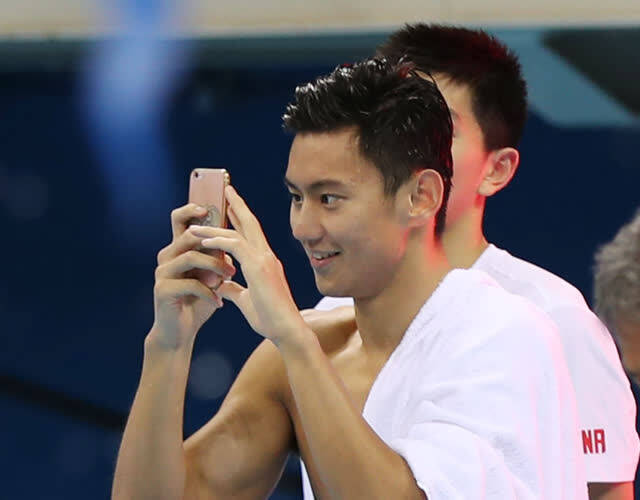 宁泽涛里约首训 半裹浴巾秀雕刻腹肌