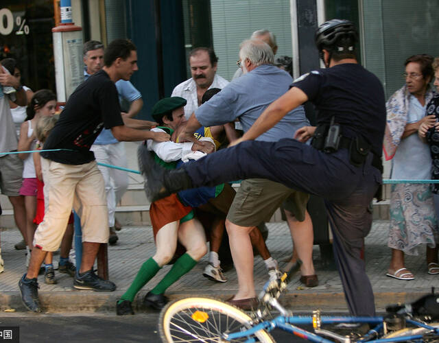 利马在最后6公里时还领先其他选手,爱尔兰前神父科·霍兰突然闯入赛道