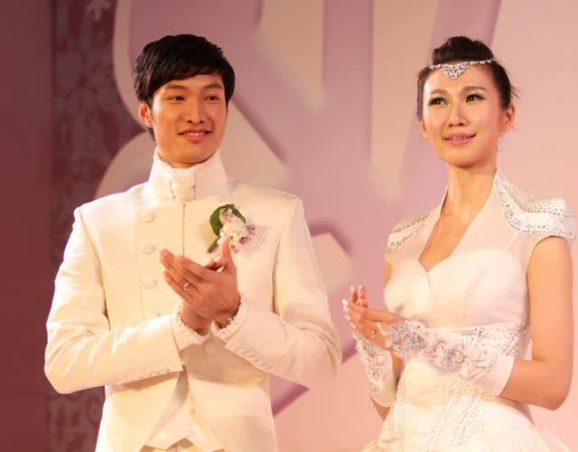 2013年1月27日,伦敦奥运会男子花剑冠军雷声,与未婚妻周雪举行婚礼.
