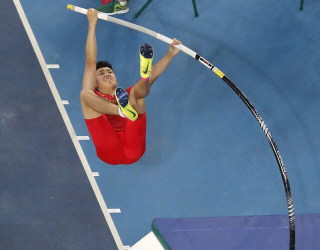 男子撑杆跳:薛长锐5米7 排名第4晋级