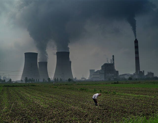 淮南市平圩镇的煤化工业区里,农民在坚守着自己的耕地.