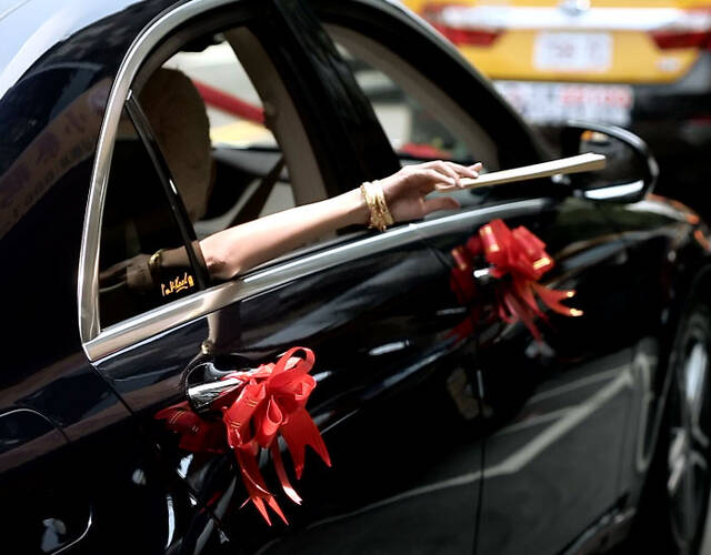 新娘坐婚车,金饰抢镜.