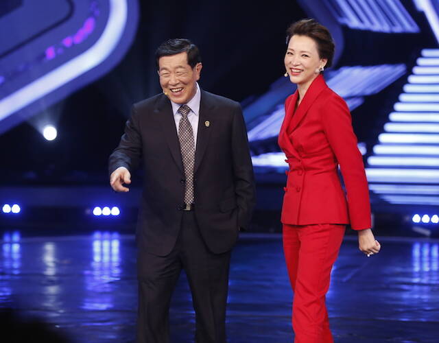 发布会现场,董卿着一袭靓丽红装示人,她笑言之所以穿得如此640_500