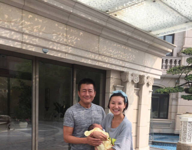 高曙光一家三口出游 儿子小猴王憨笑呆萌