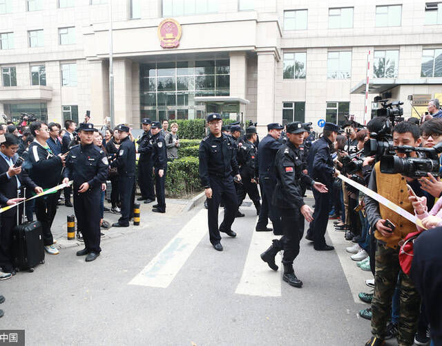 现场拉起了警戒线.