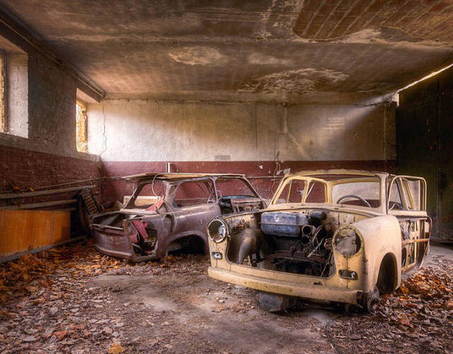 其中,有些旧车被遗弃在车库中,已经被大火严重烧损,无法修复.