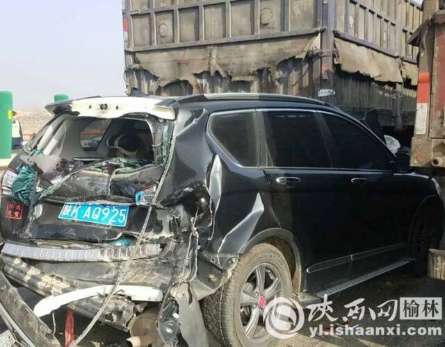 陕西包茂高速榆林横山段出口附近发生多车相撞交通事故