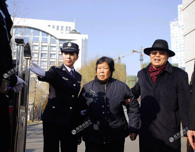 聂树斌母亲右边是律师李树亭,走出法庭时也一脸笑容,对改判表示满意.