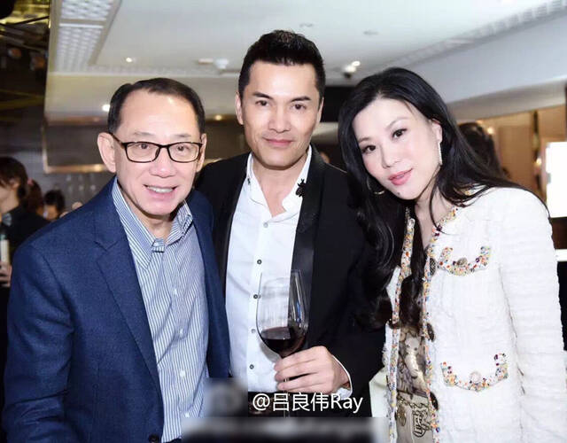 香港英皇老板杨受成也现身生日会,为刘嘉玲庆生,与吕良伟杨小娟夫妇