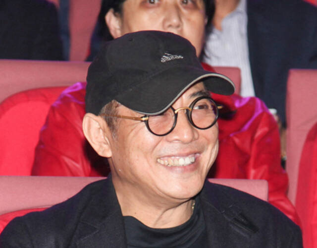 李连杰乐观露笑,精神状态看起来不错.