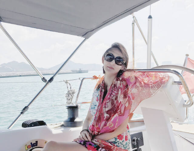 王皓妻子闫博雅大长腿抢镜