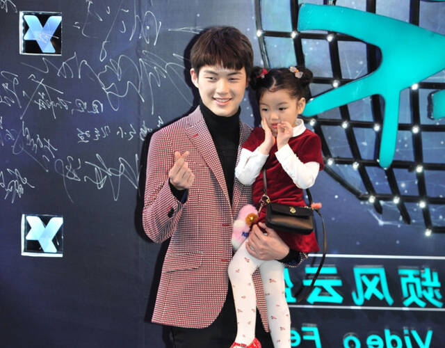 现场,董力抱着阿拉蕾接受采访.