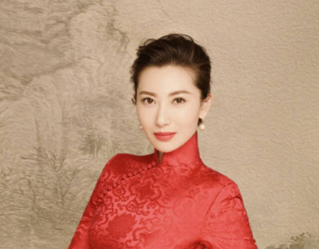 殷旭晒民国风全家福 庆祝与章子男结婚11周年