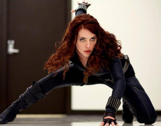 作为电影世界里的性感尤物,她在漫威多部影片中饰演"黑寡妇"的角色,那