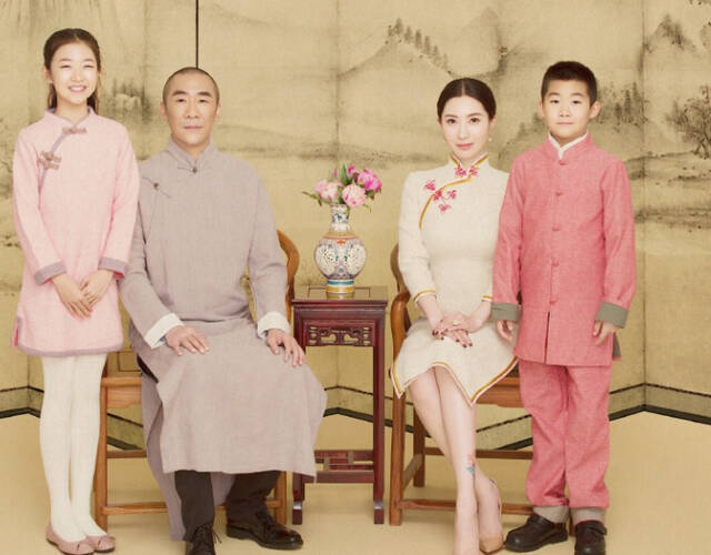 殷旭晒民国风全家福 庆祝与章子男结婚11周年