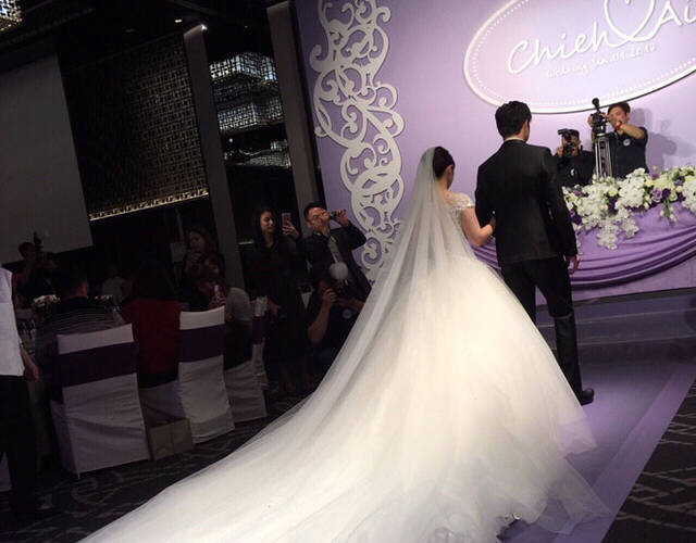 福原爱低胸婚纱秀事业线 与婆婆相拥而泣