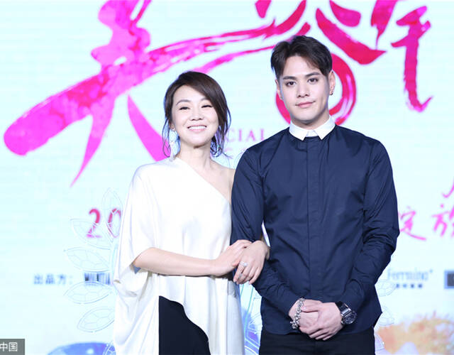 闫妮和杜天皓亲密挽手