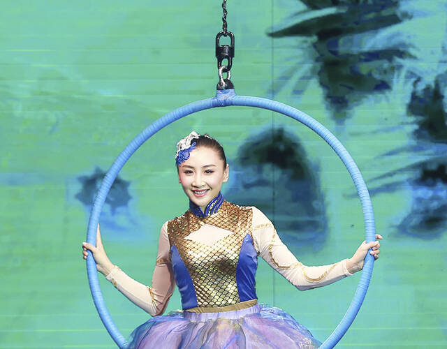 "蹦床公主"何雯娜献综艺首秀,化身人鱼公主惊艳全场.