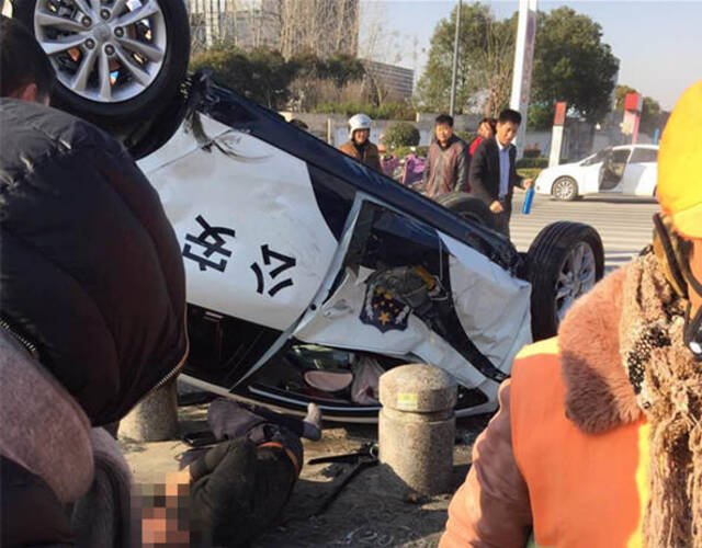 警车和私家车相撞 交警执勤中殉职