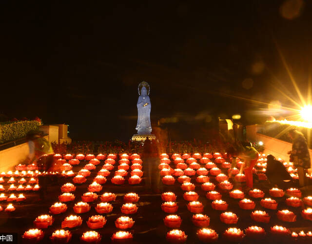 1月27日除夕夜,海南三亚,人们在三亚南山景区海上观音广场烧头香祈福