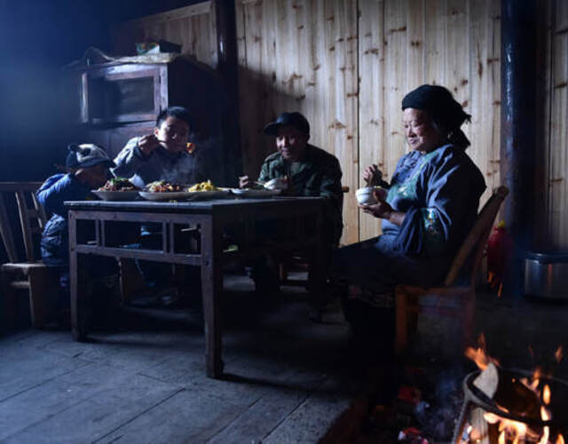 33岁父亲赶路24小时返家 3岁儿子路口等待