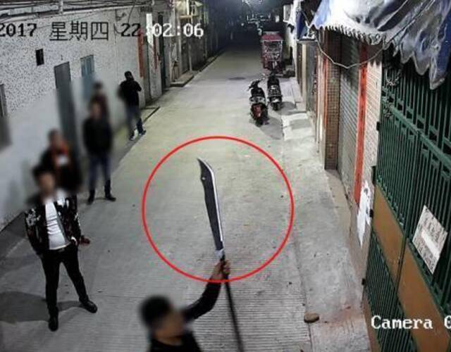 广东:男子持大刀狂砍砸门现场