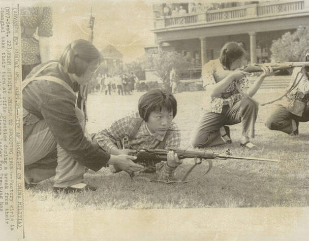 1966年的上海女民兵在进行训练