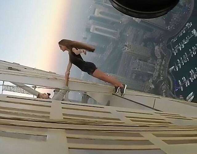 呼吸着迪拜300米高空中稀薄的空气,模特尽量让身体后仰,以达到最佳