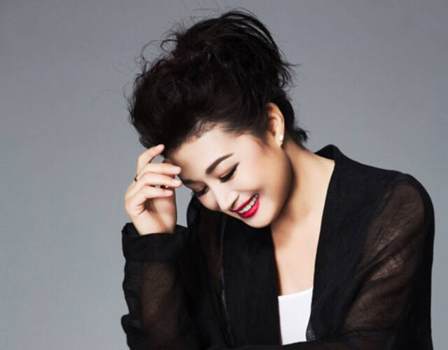 赵本山小姨子于月仙晒写真 年过四十依旧美如花