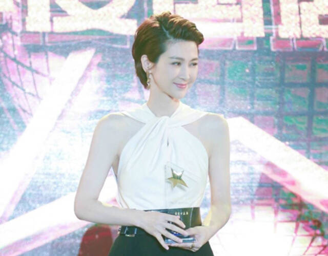 “亮剑女神”童蕾短发造型亮相 身材消瘦靓丽依旧