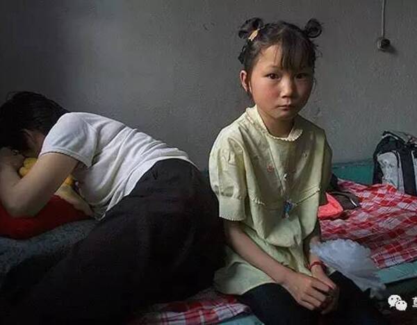 王侠菊的丈夫死于矿难,37岁的她要抚养三个幼小的女儿,最小的才两岁