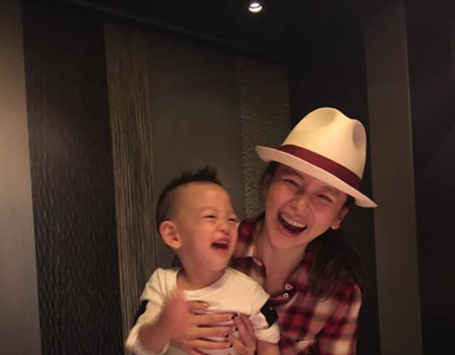 徐若瑄庆42岁生日 晒全家福抱儿子灿笑超暖心