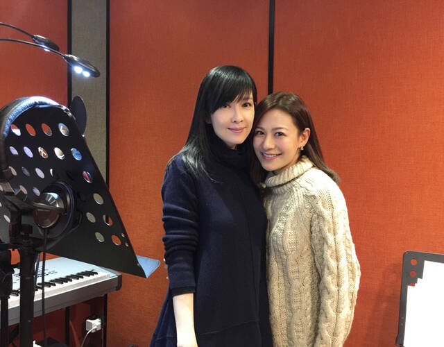 50岁周慧敏为好友献声 冻龄玉女依旧肤白貌美