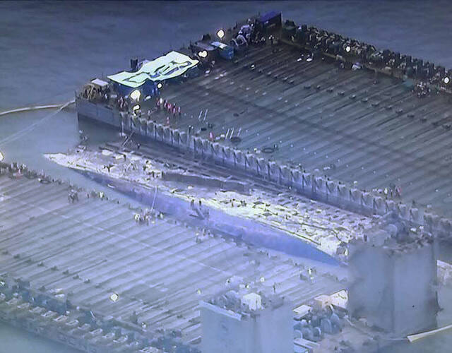 "世越号"被打捞出水 遇难者家属悲痛泪流