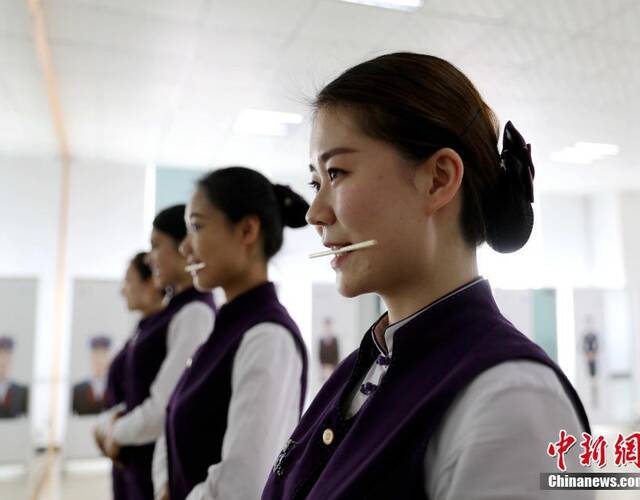 中国高铁"动姐" 练基本功画面