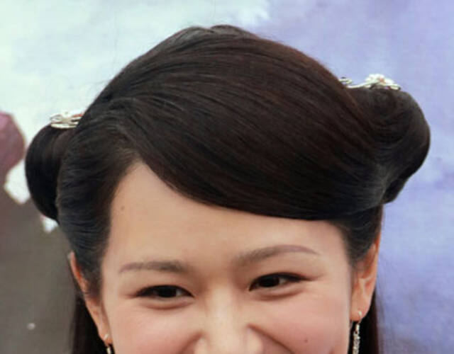 杨紫白娘子造型粉嫩 片场豪迈大笑表情崩坏