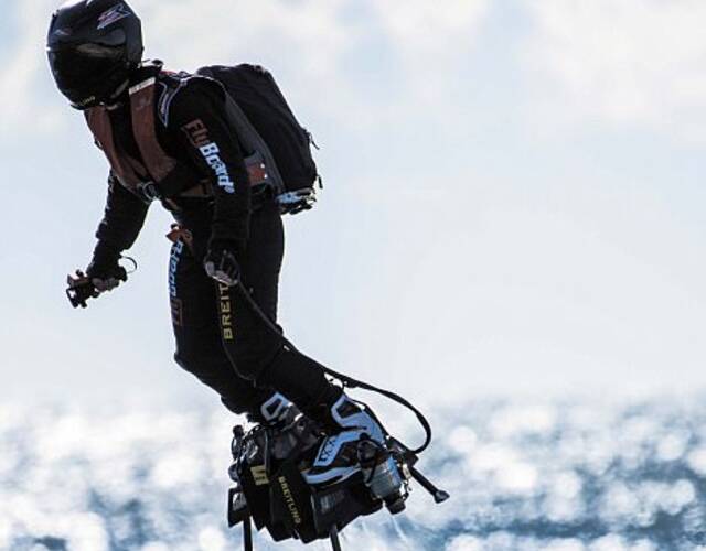 法国人franky zapata发明的水上飞板最高速度可达每小时93英里(约每