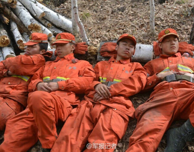消防战士的睡姿图片