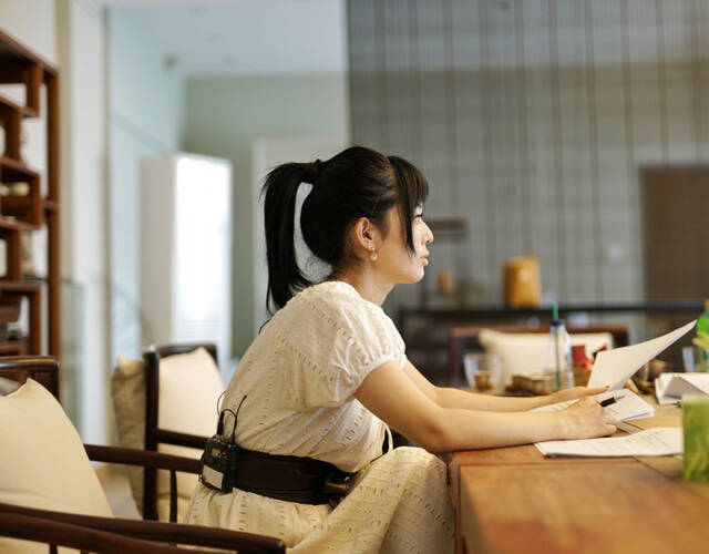 苍井空马尾辫,坐在桌前很文艺.