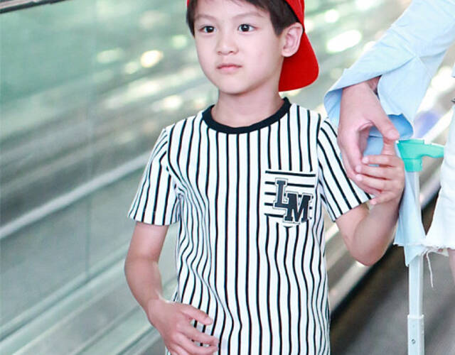 叶一茜梳丸子头露香肩 小亮仔金鸡独立元气满满