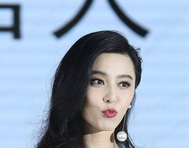 范冰冰披肩裙似女皇驾临 还甩发嘟嘴卖萌