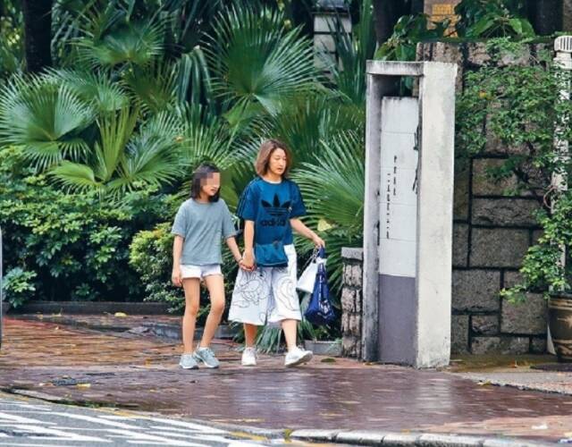 关咏荷带女儿上街购物 11岁张童美貌不输妈妈