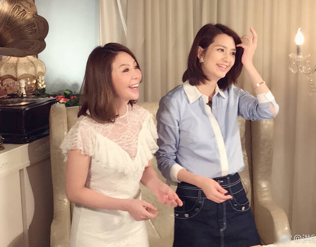 洪欣跟好友品尝美食.