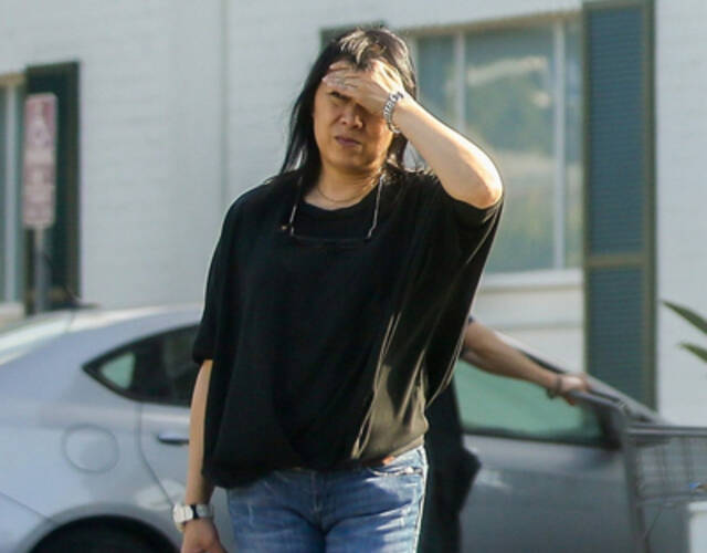 成龙夫妇外出购物 林凤娇打扮随性显低调