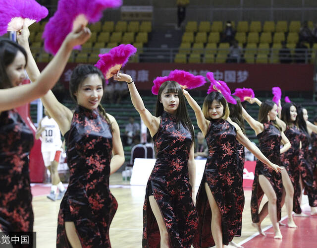 中国风啦啦队靓丽全场 众美女秀火辣身材