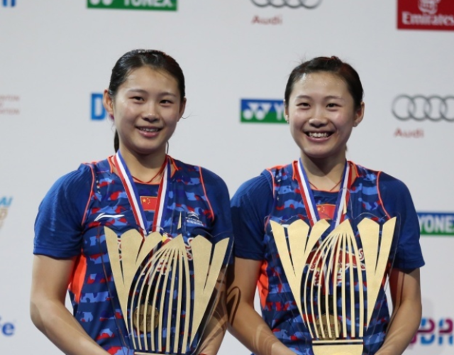 2015年12月13日,中国的双胞胎组合骆赢(左)和骆羽在阿联酋迪拜进行的