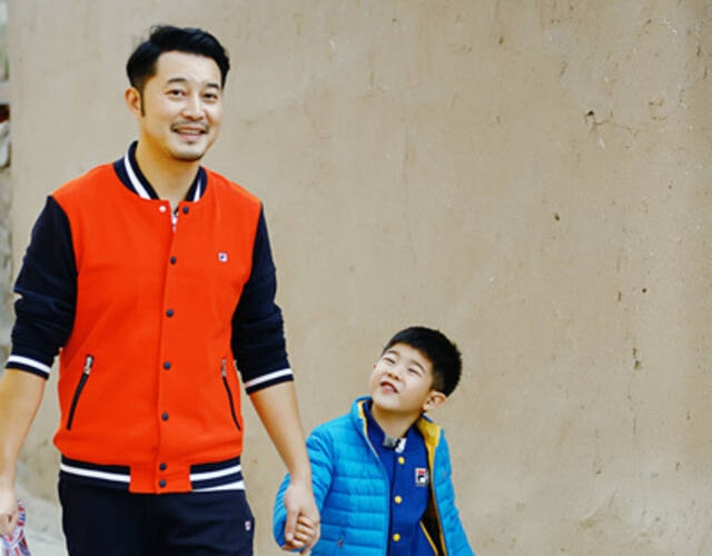 沙溢安吉父子亲密.