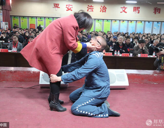 管教所办亲子教育活动 未成年服刑人员向母亲下跪